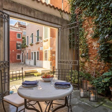 Апартаменты Garden Mansion With Private Mooring R&R Венеция Экстерьер фото
